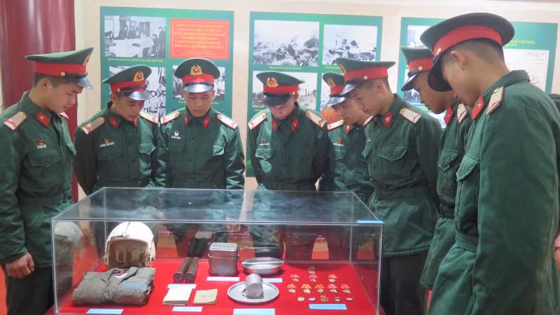 Cán bộ, chiến sĩ Bộ Chỉ huy Quân sự tỉnh Lạng Sơn tham dự trưng bày, chuyên đề.