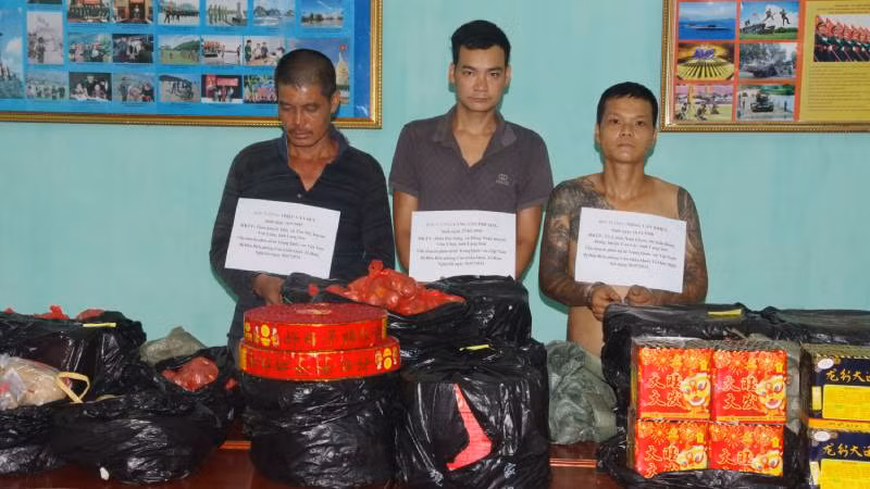 Các đối tượng cùng tang vật bị bắt giữ.