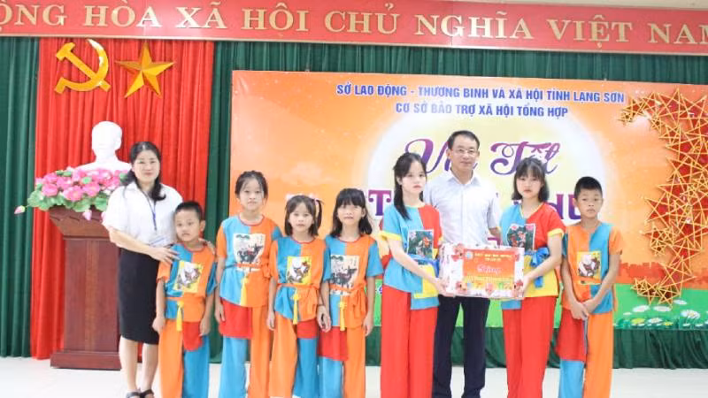 Lãnh đạo Sở Lao động-Thương binh và Xã hội tỉnh tặng quà các cháu thiếu nhi tại cơ sở Bảo trợ xã hội tổng hợp của tỉnh. Lãnh đạo Sở Lao động-Thương binh và Xã hội tỉnh tặng quà các cháu thiếu nhi tại cơ sở Bảo trợ xã hội tổng hợp của tỉnh.