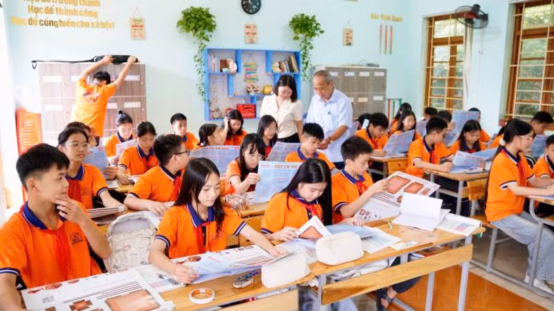 Các em học sinh trường Trung học cơ sở thị trấn Na Sầm, huyện Văn Lãng (Lạng Sơn), hào hứng tiếp nhận ấn phẩm đặc biệt " Cột cờ Hà Nội".