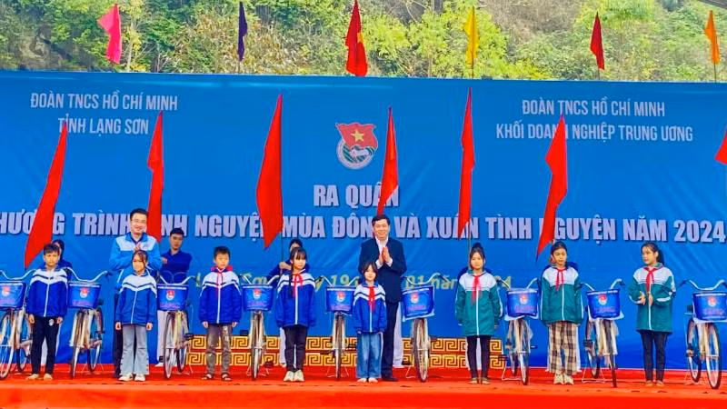 Ban tổ chức tặng xe đạp cho học sinh có hoàn cảnh khó khăn trên địa bàn xã Quốc Khánh.