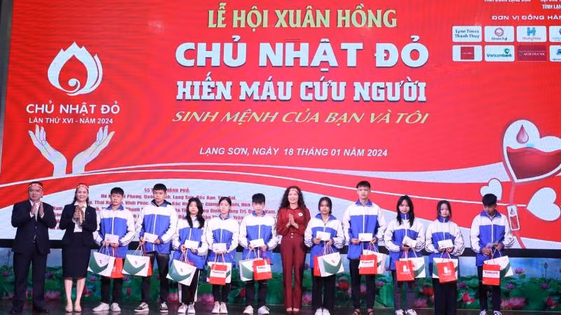 Tại chương trình lãnh đạo Hội Chữ thập đỏ tỉnh Lạng Sơn cùng nhà tài trợ trao quà cho học sinh có hoàn cảnh khó khăn.