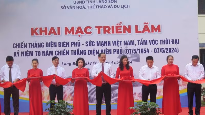Đại diện lãnh đạo Ủy ban nhân dân tỉnh cùng các sở, ban ngành của tỉnh Lạng Sơn cắt băng khai mạc triển lãm.