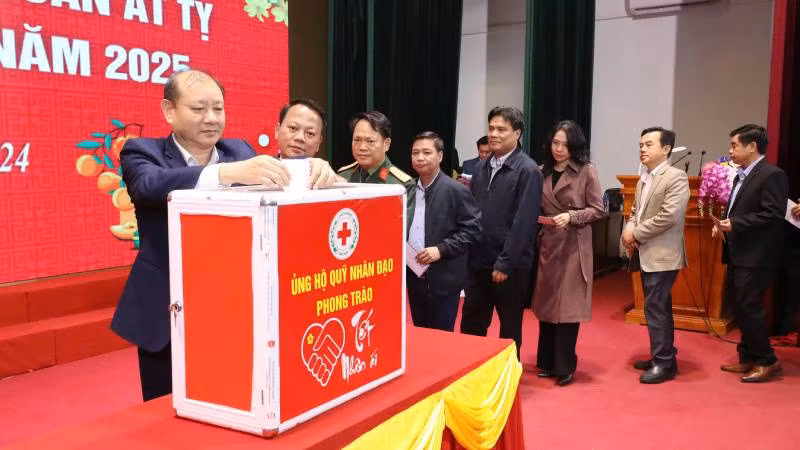 Các đại biểu tham gia ủng hộ Quỹ Nhân đạo và phong trào "Tết nhân ái".