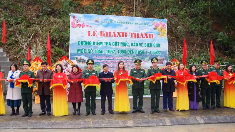Cán bộ, chiến sĩ Đồn Biên phòng Na Hình, Văn Lãng, (Lạng Sơn), cùng các nhà tài trợ tham gia cắt băng khánh thành đường kiểm tra mốc bảo vệ biên giới. 