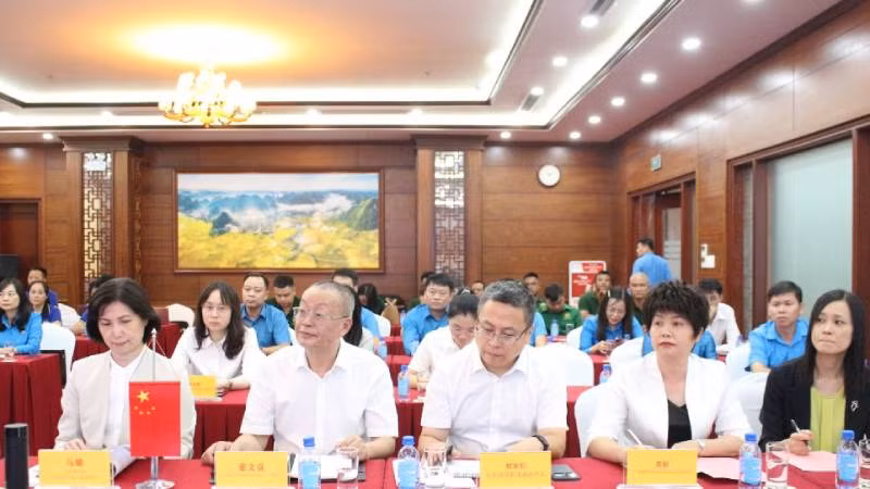 Đoàn đại biểu Tổng Công hội Trung Quốc tham dự lễ trao tặng quà. Đoàn đại biểu Tổng Công hội Trung Quốc tham dự lễ trao tặng quà.