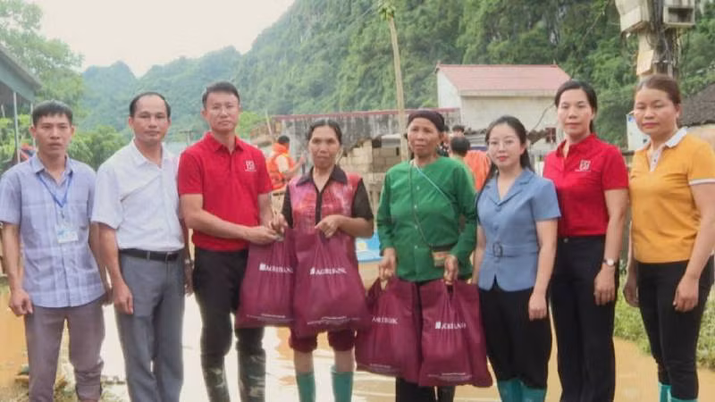 Đại diện công đoàn viên chức Agribank thành phố Lạng Sơn (áo đỏ) trao quà cho các hộ dân bị ảnh hưởng bão số 3 tại thôn Đoàn Kết, xã Tràng Phái, Văn Quan (Lạng Sơn). Đại diện công đoàn viên chức Agribank thành phố Lạng Sơn (áo đỏ) trao quà cho các hộ dân bị ảnh hưởng bão số 3 tại thôn Đoàn Kết, xã Tràng Phái, Văn Quan (Lạng Sơn).