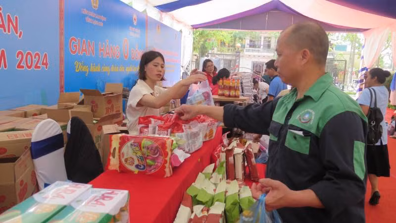 Gian hàng 0 đồng của của các đơn vị phục vụ người lao động. Gian hàng 0 đồng của của các đơn vị phục vụ người lao động.