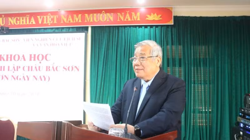 Giáo sư, Tiến sĩ Khoa học Vũ Minh Giang, Chủ tịch Hội đồng khoa học Đại học Quốc gia Hà Nội, Phó Chủ tịch Thường trực Hội đồng khoa học lịch sử Việt Nam phát biểu tại cuộc hội thảo.