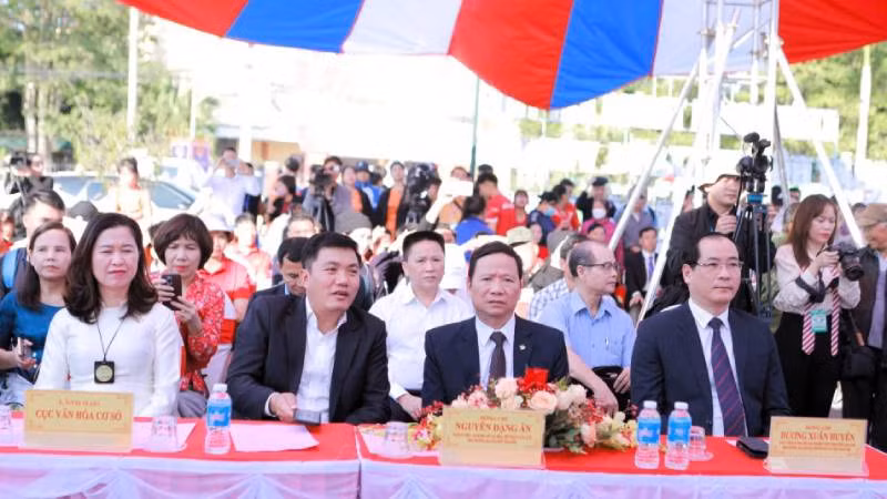 Các đại biểu tham dự khai mạc các hoạt động văn hóa, thể thao và du lịch các dân tộc vùng Đông Bắc lần thứ XI.