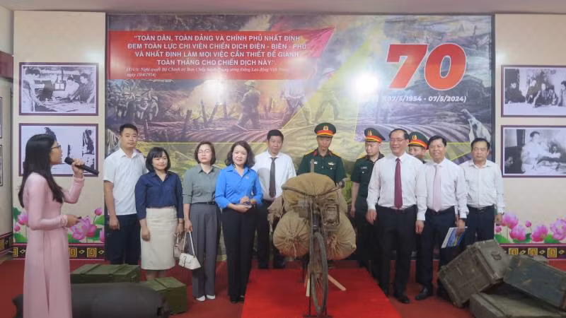 Các đại biểu tham quan gian trưng bày các tư liệu, hiện vật tại bảo tàng tỉnh Lạng Sơn. Các đại biểu tham quan gian trưng bày các tư liệu, hiện vật tại bảo tàng tỉnh Lạng Sơn.