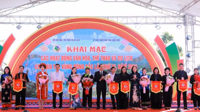 Các đoàn nghệ thuật của các tỉnh nhận cờ lưu niệm và hoa của Ban Tổ chức ngày hội.