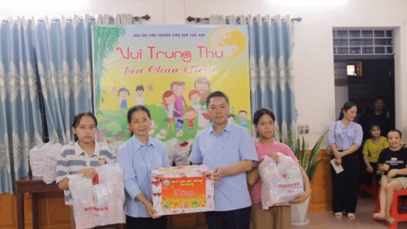 Đồng chí Đoàn Thanh Sơn, Phó Chủ tịch Ủy ban nhân dân tỉnh Lạng Sơn tặng quà cơ sở mái ấm tình thương Vinh Sơn, huyện Tràng Định (Lạng Sơn). Đồng chí Đoàn Thanh Sơn, Phó Chủ tịch Ủy ban nhân dân tỉnh Lạng Sơn tặng quà cơ sở mái ấm tình thương Vinh Sơn, huyện Tràng Định (Lạng Sơn).
