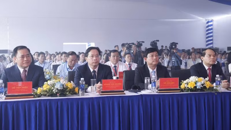 Lãnh đạo tỉnh Lạng Sơn và nhà đầu tư dự lễ khởi công. Lãnh đạo tỉnh Lạng Sơn và nhà đầu tư dự lễ khởi công.