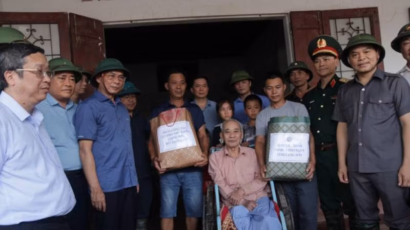 Phó Thủ tướng Bùi Thanh Sơn, thăm hỏi, tặng quà cho các hộ gia đình bị ảnh hưởng bão số 3 ở huyện Tràng Định, (Lạng Sơn). Phó Thủ tướng Bùi Thanh Sơn, thăm hỏi, tặng quà cho các hộ gia đình bị ảnh hưởng bão số 3 ở huyện Tràng Định, (Lạng Sơn).