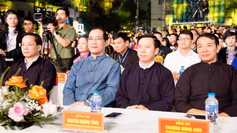 Đại diện lãnh đạo của tỉnh tham dự ngày hội văn hóa các dân tộc thành phố Lạng Sơn. Đại diện lãnh đạo của tỉnh tham dự ngày hội văn hóa các dân tộc thành phố Lạng Sơn.
