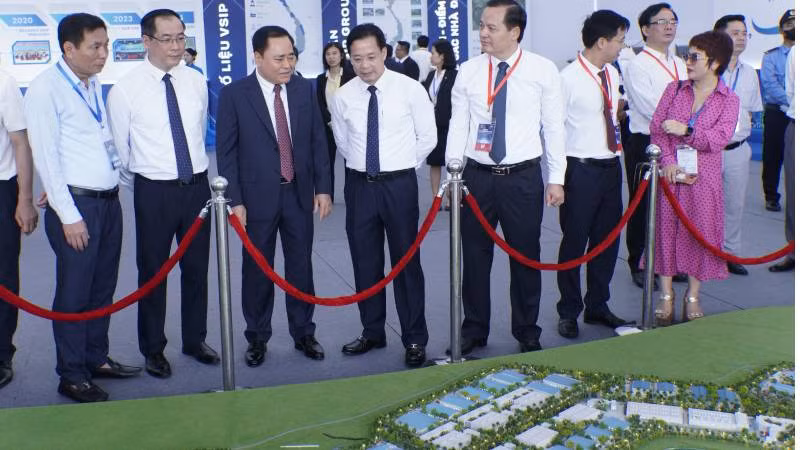 Các đại biểu tham quan mô hình Dự án VSIP Lạng Sơn. Các đại biểu tham quan mô hình Dự án VSIP Lạng Sơn.