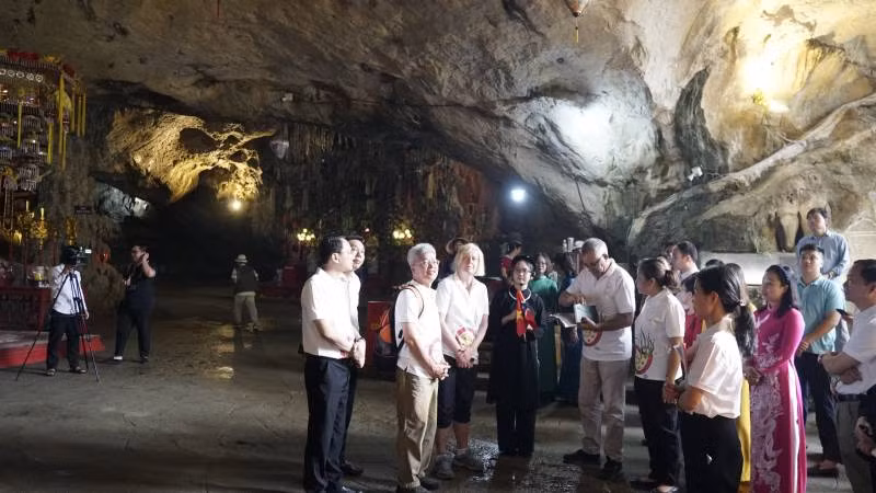 Đoàn chuyên gia đến thăm di tích danh lam thắng cảnh động Tam Thanh, thành phố Lạng Sơn.