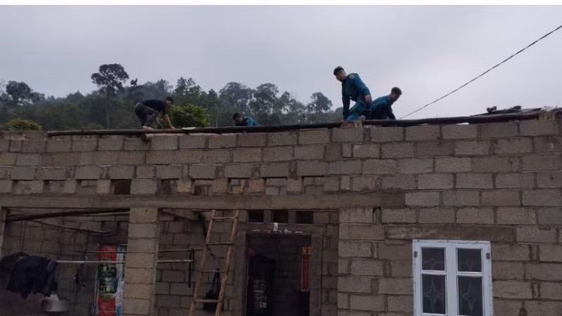 Nhiều hộ gia đình ở huyện Văn Lãng (Lạng Sơn) bị tốc mái nhà đang được các lực lượng chức năng khắc phục hậu quả.
