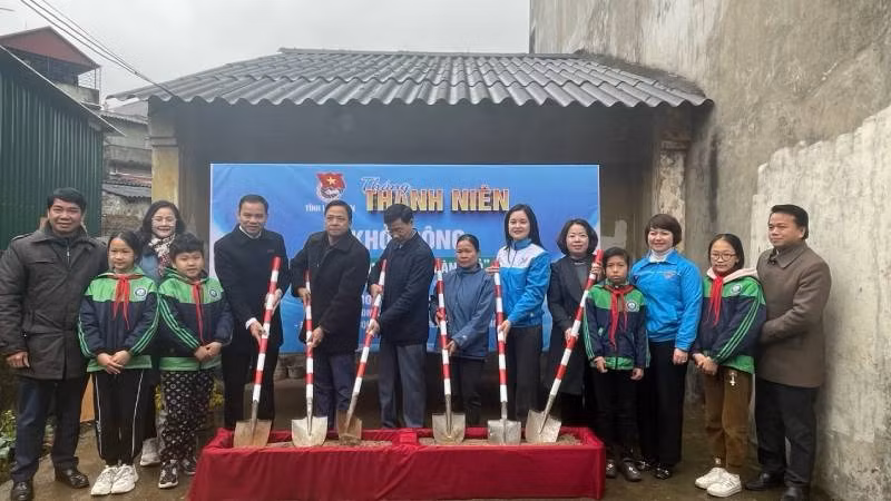 Các đại biểu tham gia khởi công xây dựng nhà Khăn quàng đỏ cho em Nông Thị Kim Tuyến, phường Đông Kinh, Thành phố Lạng Sơn.