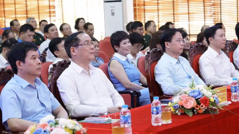 Đại diện lãnh đạo tỉnh tham dự lễ phát động. Đại diện lãnh đạo tỉnh tham dự lễ phát động.