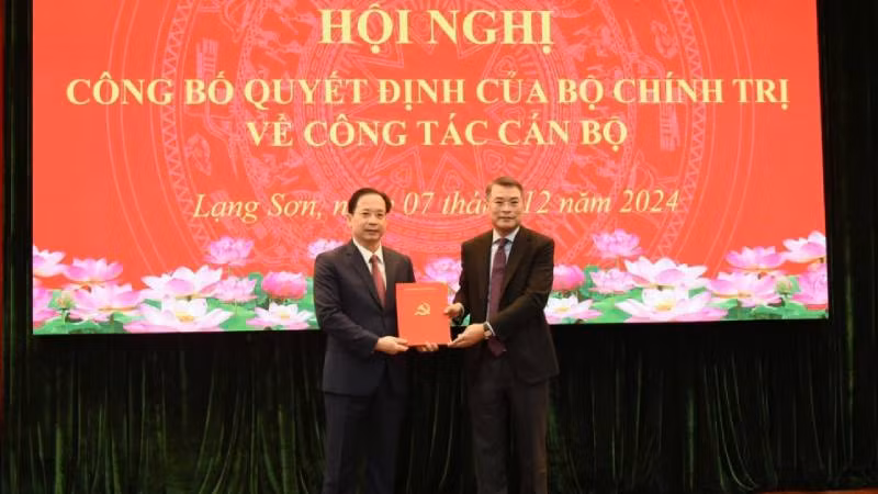 Đồng chí Lê Minh Hưng, Ủy viên Bộ Chính trị, Bí thư Trung ương Đảng, Trưởng Ban Tổ chức Trung ương trao Quyết định của Bộ Chính trị cho đồng chí Hoàng Văn Nghiệm, Bí thư Tỉnh ủy, Trưởng đoàn Đại biểu Quốc hội tỉnh Lạng Sơn. Đồng chí Lê Minh Hưng, Ủy viên Bộ Chính trị, Bí thư Trung ương Đảng, Trưởng Ban Tổ chức Trung ương trao Quyết định của Bộ Chính trị cho đồng chí Hoàng Văn Nghiệm, Bí thư Tỉnh ủy, Trưởng đoàn Đại biểu Quốc hội tỉnh Lạng Sơn.