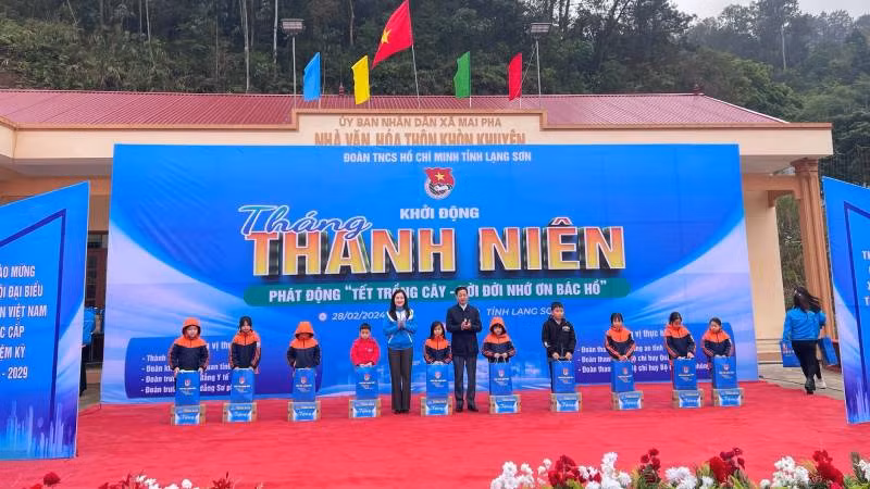 Đại diện Ban dân vận Tỉnh ủy, và Tỉnh đoàn tặng quà cho các em học sinh có hoàn cảnh khó khăn ở thôn Khòn Khuyên, Mai Pha, thành phố Lạng Sơn.