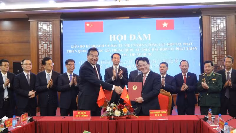 Trong chương trình hội đàm, Bộ Kế hoạch và Đầu tư (Việt Nam) và Tổng cục Hợp tác phát triển quốc tế quốc gia (Trung Quốc) đã Ký kết bản ghi nhớ về việc thúc đẩy thí điểm xây dựng cửa khẩu thông minh tại cặp cửa khẩu Hữu Nghị (Việt Nam) - Hữu Nghị Quan (Trung Quốc). Trong chương trình hội đàm, Bộ Kế hoạch và Đầu tư (Việt Nam) và Tổng cục Hợp tác phát triển quốc tế quốc gia (Trung Quốc) đã Ký kết bản ghi nhớ về việc thúc đẩy thí điểm xây dựng cửa khẩu thông minh tại cặp cửa khẩu Hữu Nghị (Việt Nam) - Hữu Nghị Quan (Trung Quốc).