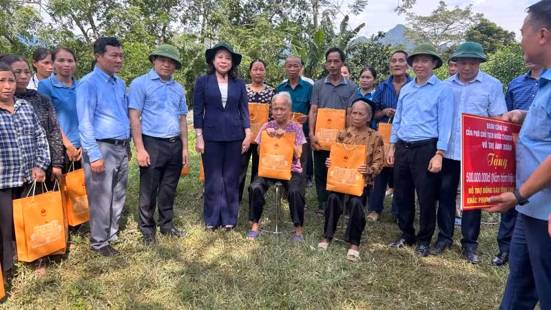 Phó Chủ tịch nước Võ Thị Ánh Xuân tặng quà các đình bị ảnh hưởng bão số 3 ở huyện Hữu Lũng (Lạng Sơn). Phó Chủ tịch nước Võ Thị Ánh Xuân tặng quà các đình bị ảnh hưởng bão số 3 ở huyện Hữu Lũng (Lạng Sơn).