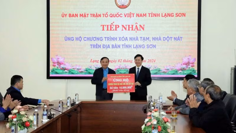 Đại diện lãnh đạo công đoàn tỉnh Lạng Sơn trao ủng hộ xóa nhà tạm, nhà dột nát trên địa bàn tỉnh.