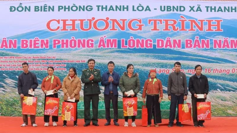 Lãnh đạo Bộ chỉ huy Bộ đội Biên phòng tỉnh Lạng Sơn tặng quà cho các hộ gia đình khó khăn ở khu vực biên giới.