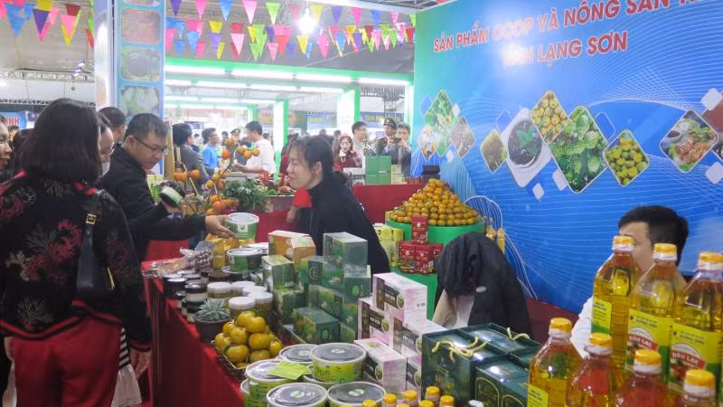 Nhiều sản phẩm đặc trưng của Lạng Sơn được trưng bày tại Hội chợ thương mại quốc tế Việt- Trung.