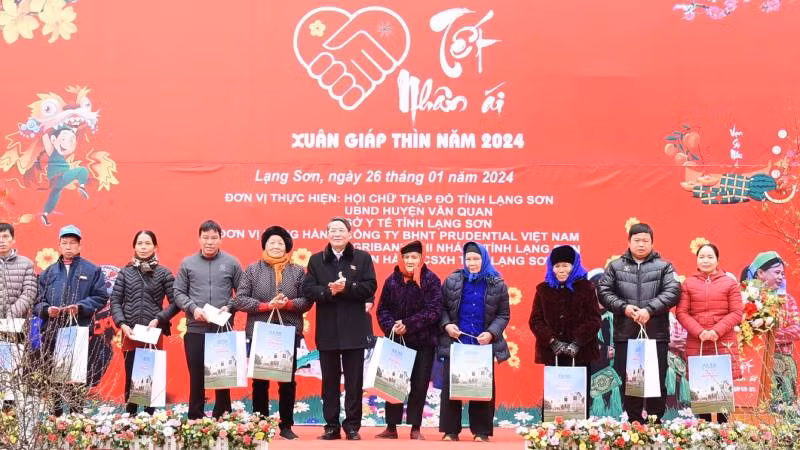Đồng chí Phó Chủ tịch Quốc hội tặng quà cho các gia đình chính sách trên địa bàn huyện Văn Quan (Lạng Sơn).