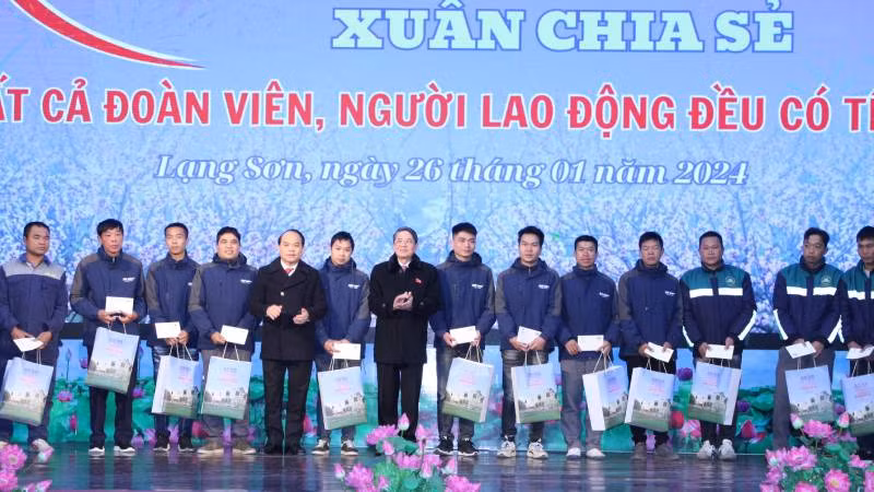 Phó Chủ tịch Quốc hội tặng quà cho các đoàn viên công đoàn và người lao động trên địa bàn tỉnh Lạng Sơn.