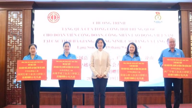 Đại diện lãnh đạo Liên đoàn Lao động 4 tỉnh gồm: Cao Bằng, Hà Giang, Quảng Ninh và Lạng Sơn nhận biểu tượng quà tặng của Tổng Công hội Trung Quốc. Đại diện lãnh đạo Liên đoàn Lao động 4 tỉnh gồm: Cao Bằng, Hà Giang, Quảng Ninh và Lạng Sơn nhận biểu tượng quà tặng của Tổng Công hội Trung Quốc.
