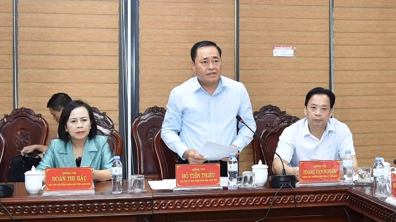 Lãnh đạo Ủy ban nhân dân tỉnh Lạng Sơn báo cáo với đoàn công tác về việc triển khai thí điểm xây dựng cửa khẩu thông minh.