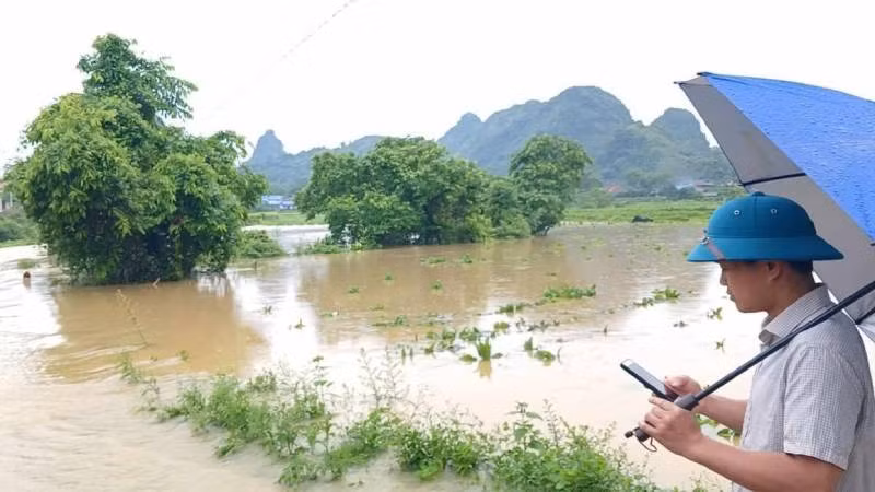 Người dân trong xã Y Tịch, huyện Chi Lăng (Lạng Sơn) đang đánh giá thiệt hại về hoa màu do mưa lớn gây ra.