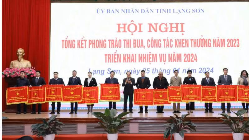 Đồng chí Hồ Tiến Thiệu, Chủ tịch Ủy ban nhân dân tỉnh trao cờ thi đua của Ủy ban nhân dân tỉnh cho các tập thể.