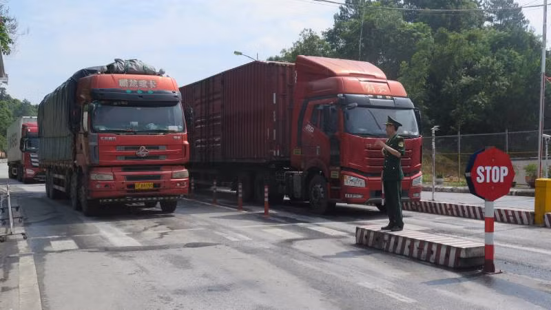 Cán bộ, chiến sĩ, Trạm kiểm soát biên phòng, cửa khẩu quốc tế Hữu Nghị, kiểm tra phương tiện hàng hóa xuất, nhập khẩu qua cửa khẩu.