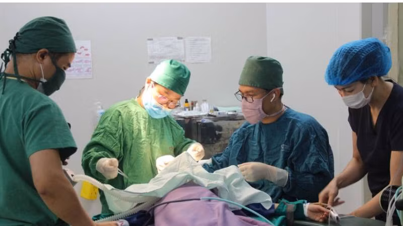 Đội ngũ chuyên gia, bác sĩ thực hiện ca phẫu thuật cho trẻ em khuyết tật.