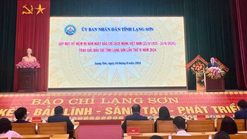 Đại diện lãnh đạo tỉnh Lạng Sơn cùng các đại biểu dự buổi gặp mặt Kỷ niệm 99 năm Ngày Báo chí cách mạng Việt Nam.