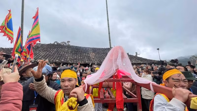 Thanh niên tham gia màn rước sinh thực khí nam. Thanh niên tham gia màn rước sinh thực khí nam.