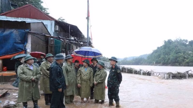 Đại diện lãnh đạo Bộ Quốc phòng kiểm tra khắc phục hậu quả mưa lũ tại huyện Văn Lãng, Lạng Sơn.