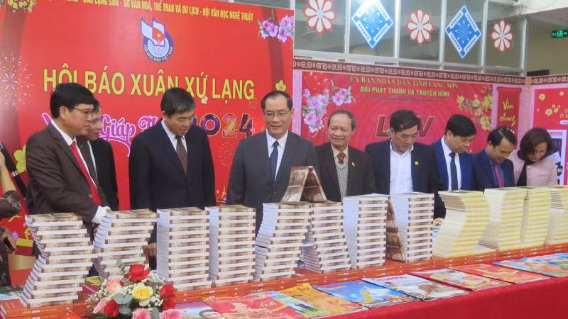 Các đại biểu tham quan các gian trưng bày Hội báo Xuân của tỉnh.