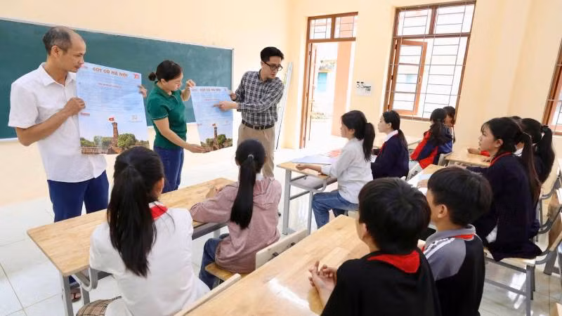 Các thầy, cô giáo trường Trung học cơ sở Tân Văn, huyện Bình Gia (Lạng Sơn) hướng dẫn các em học sinh làm mô hình " Cột cờ Hà Nội".