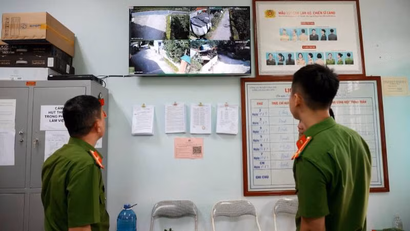 Công an xã Chi Lăng, huyện Chi Lăng (Lạng Sơn), kiểm tra an ninh trật tự tại các thôn bản qua hệ thống camera an ninh. Công an xã Chi Lăng, huyện Chi Lăng (Lạng Sơn), kiểm tra an ninh trật tự tại các thôn bản qua hệ thống camera an ninh.