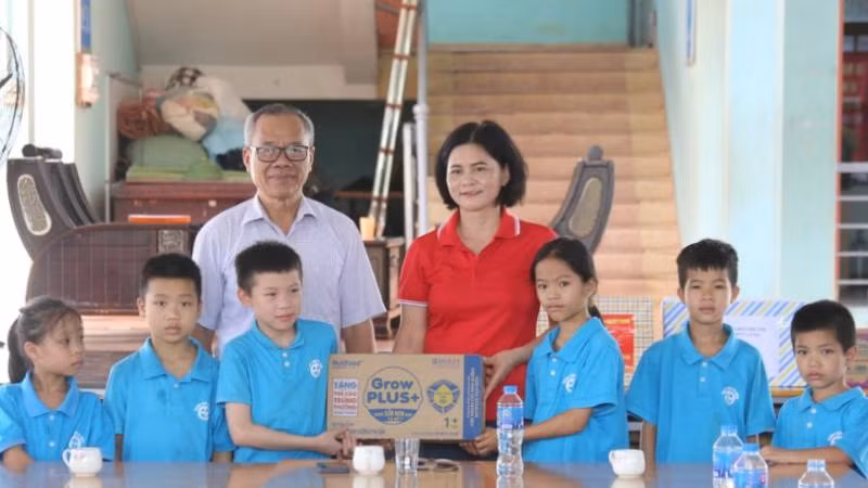 Đại diện lãnh đạo Hội Chữ thập đỏ tỉnh Lạng Sơn tặng quà cho các cháu thiếu nhi tại Trung tâm hy vọng Lạng Sơn.