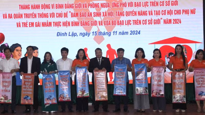 Ban Vì sự tiến bộ của phụ nữ tỉnh trao thông điệp về bình đẳng giới và ứng phó trên cơ sở giới cho 11 huyện, thành phố. Ban Vì sự tiến bộ của phụ nữ tỉnh trao thông điệp về bình đẳng giới và ứng phó trên cơ sở giới cho 11 huyện, thành phố.