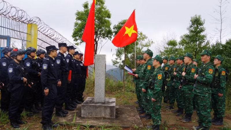 Hai bên hội đàm ngay trên cột mốc biên giới.