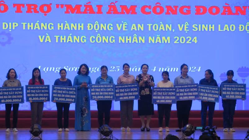 Lãnh đạo Liên đoàn Lao động tỉnh Lạng Sơn trao biểu tượng trưng cho đoàn viên công đoàn được xét hỗ trợ xây, sửa nhà "Mái ấm công đoàn". Lãnh đạo Liên đoàn Lao động tỉnh Lạng Sơn trao biểu tượng trưng cho đoàn viên công đoàn được xét hỗ trợ xây, sửa nhà "Mái ấm công đoàn".